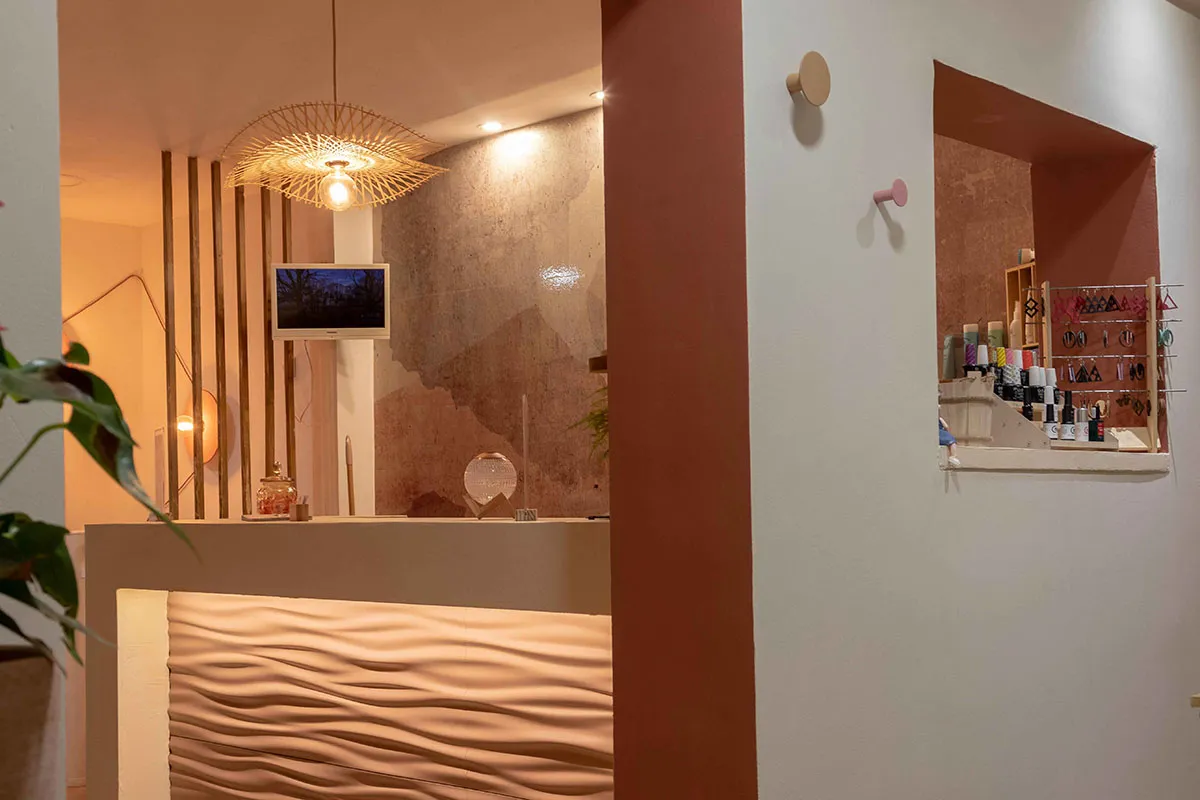 Espace d'accueil chaleureux de l'institut de bien-être, agencement par AD Design Archi
