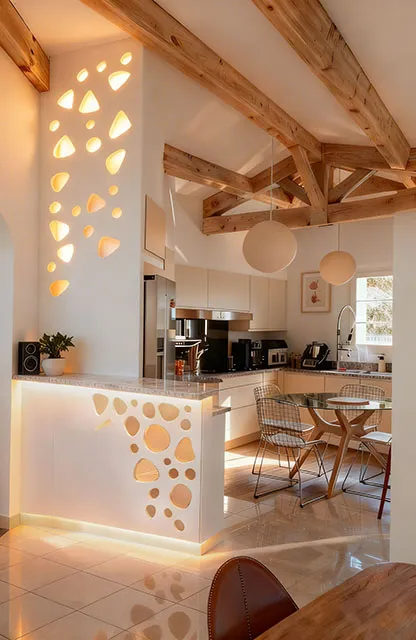 Cuisine de la maison provençale après relooking : façades repeintes et plan de travail neuf