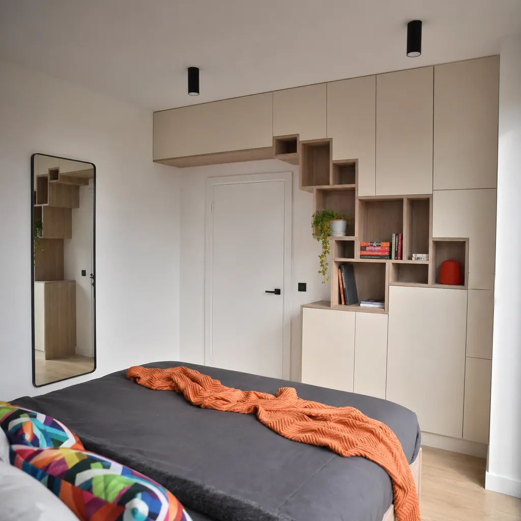 Rangements de chambre sur mesure en laque beige et chêne avec niches ouvertes autour de la porte, agencement à Marseille